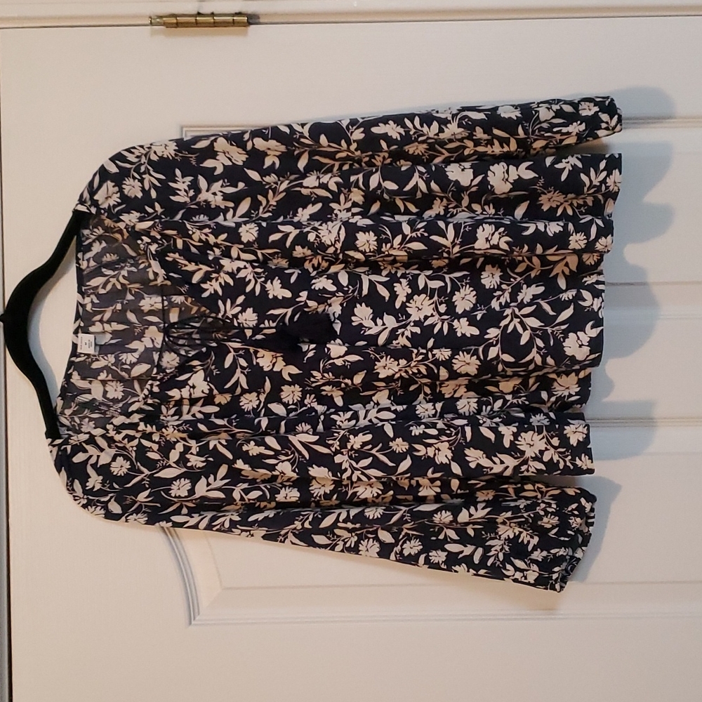 Old Navy dark blue off-white floral 3/4 sleeve top. Size medium.